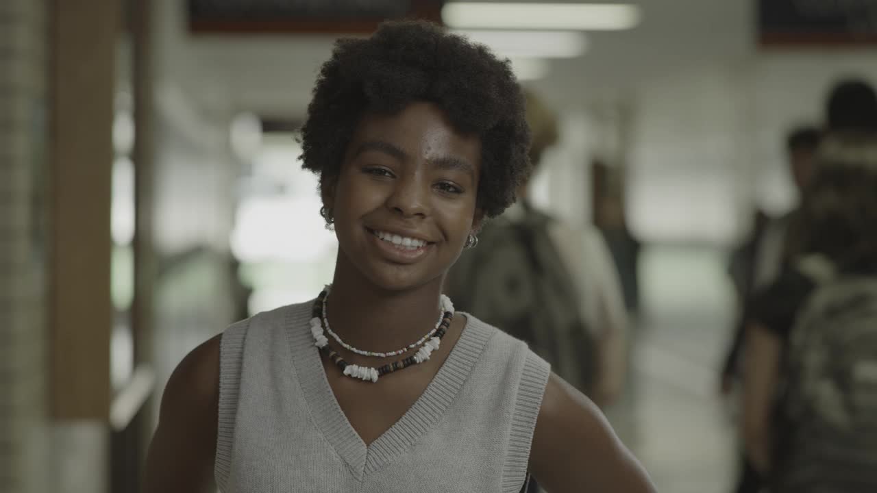 美国犹他州斯普林维尔高中走廊里微笑的少女的近距离肖像视频素材