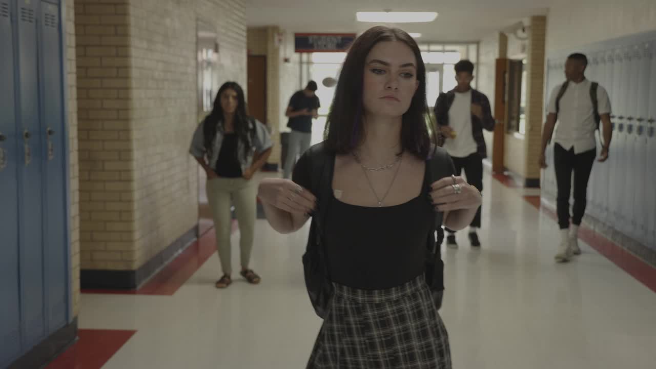 美国犹他州斯普林维尔高中走廊上焦虑少女的跟踪镜头视频下载