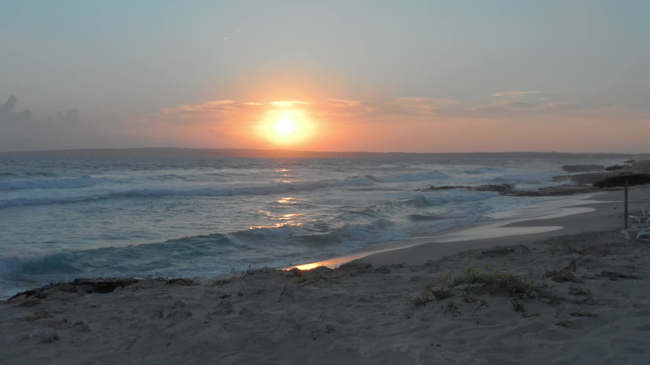 鸟瞰图的惊人日落在Formentera海滩Mitjorn视频下载