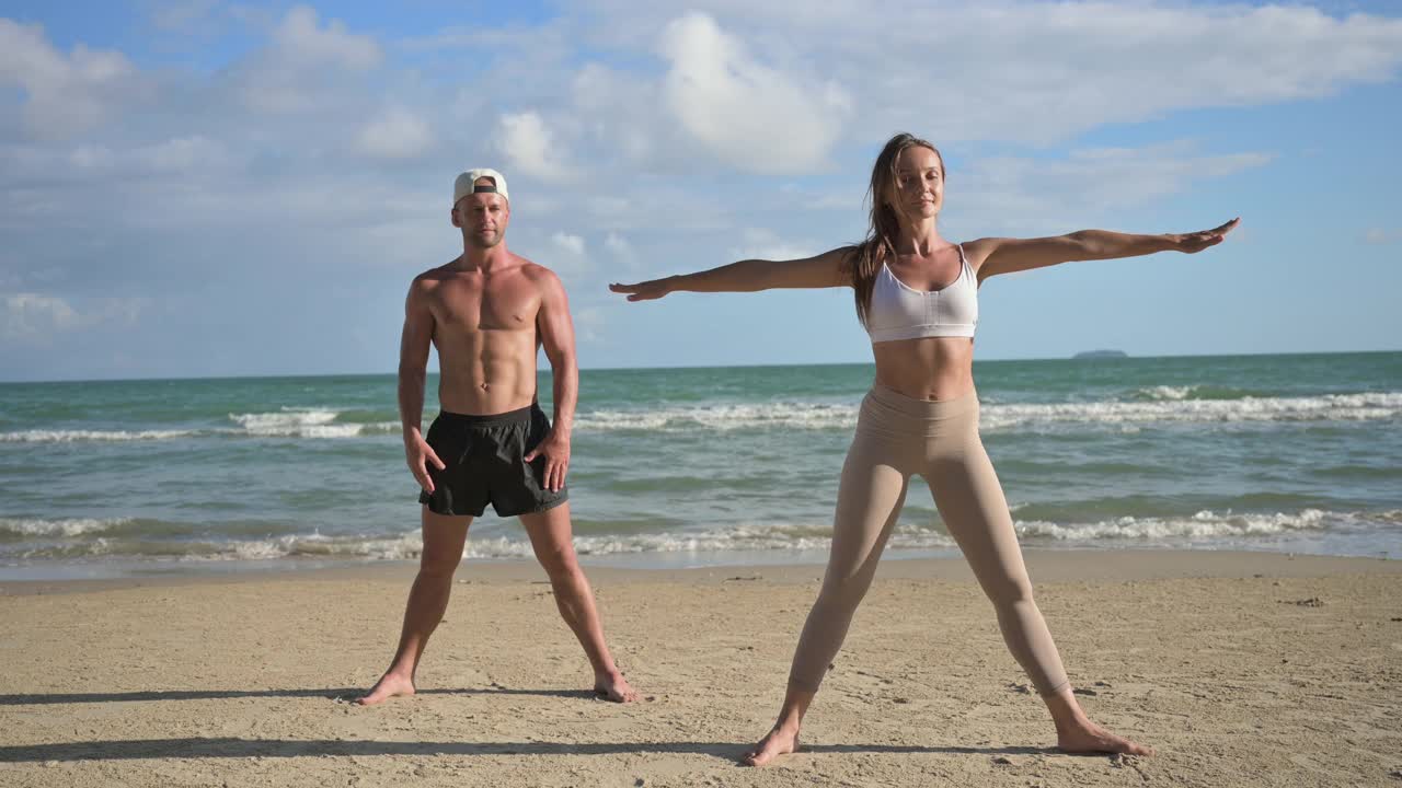 年轻的白种人夫妇在户外的海滩上做健康运动和练习瑜伽。视频素材