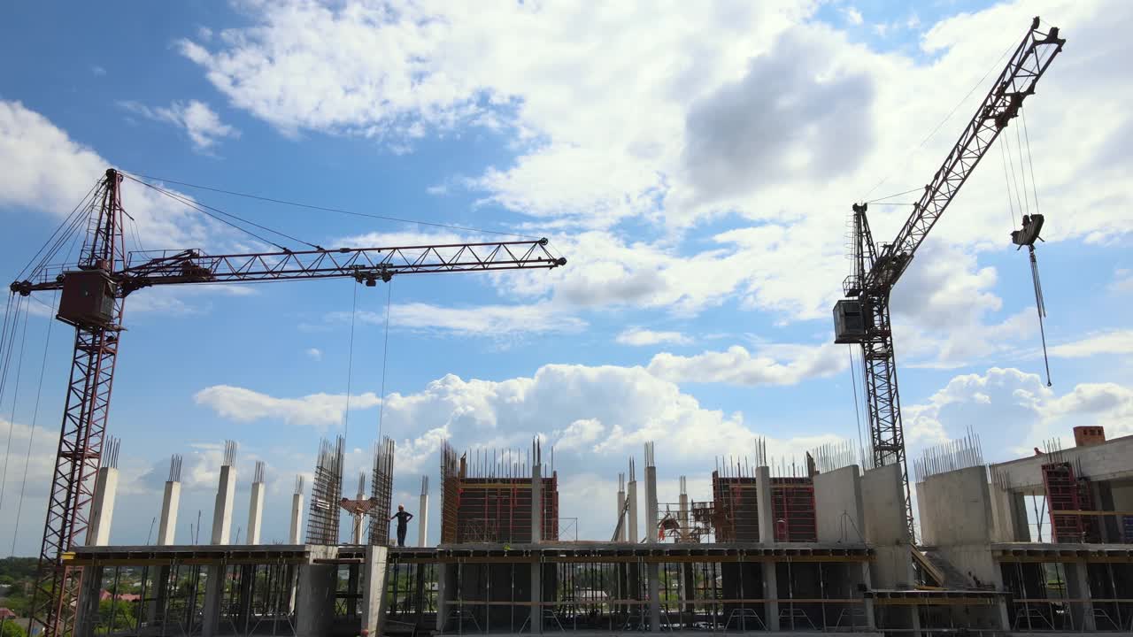 塔吊和工人在高层混凝土住宅建设。房地产开发理念。视频素材