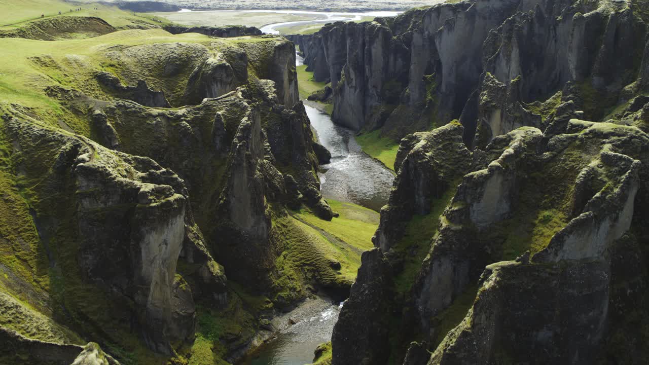 从空中俯瞰冰岛峡谷/ Kirkjubaejarklaustur蜿蜒的河流视频下载