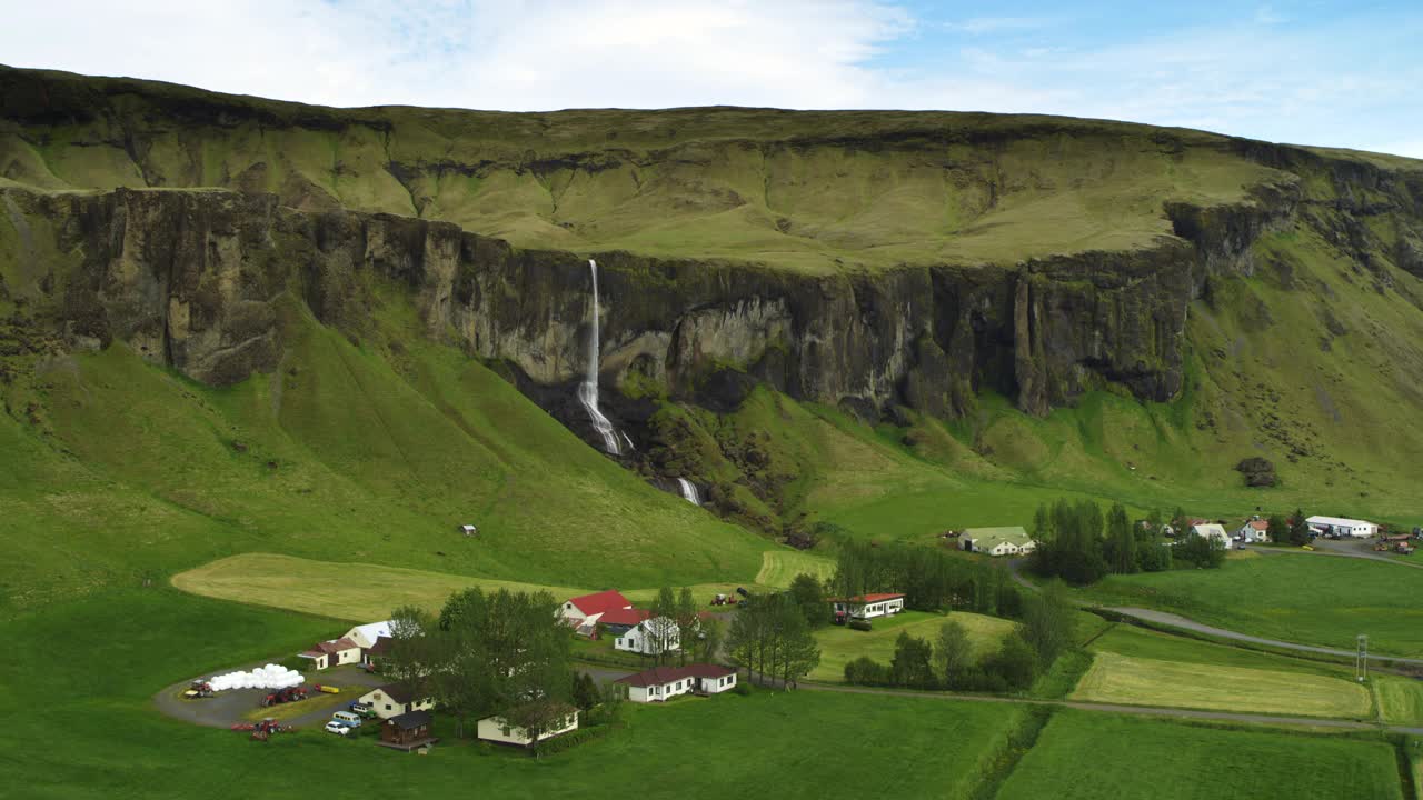 从空中俯瞰靠近Foss a Sidu瀑布/ Kirkjubaejarklaustur，冰岛视频下载