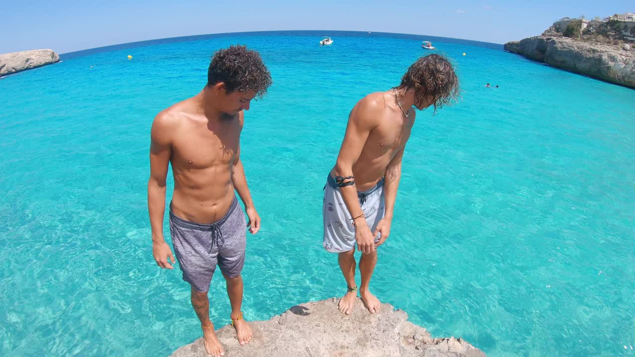 两个朋友从悬崖上跳入海里视频下载