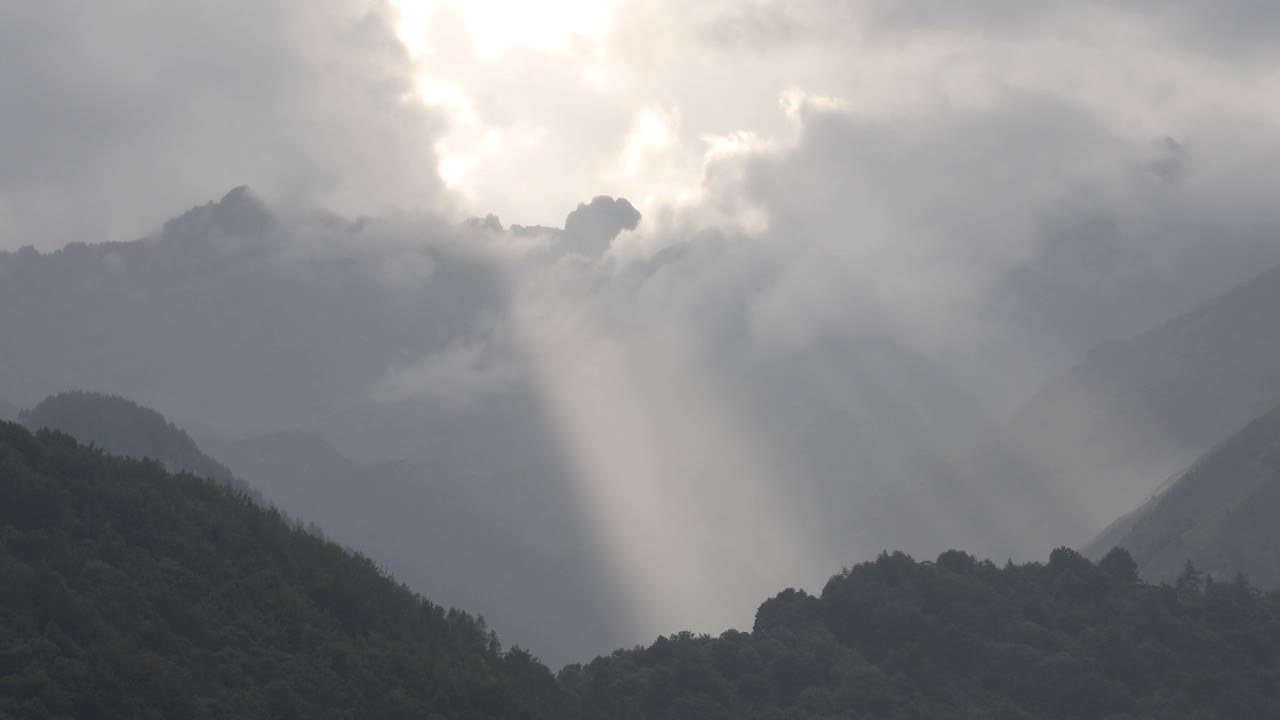 暴风雨云在山上分离的风景视频下载