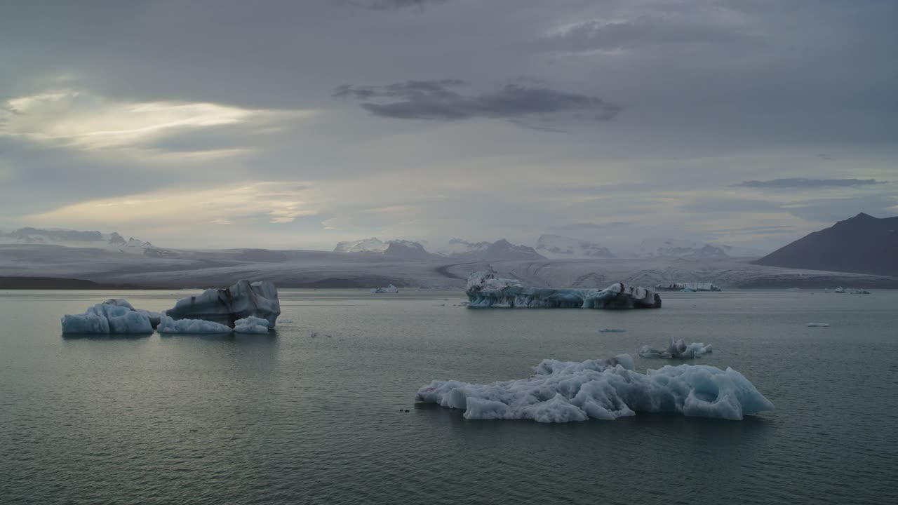从空中俯瞰冰岛Jokulsarlon泻湖的冰山视频下载