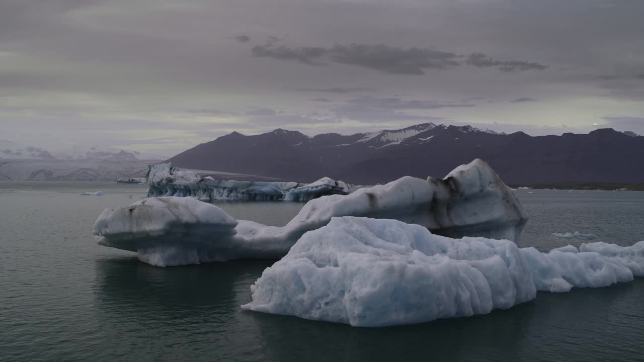 从空中俯瞰接近冰岛约库萨伦泻湖的冰山视频下载