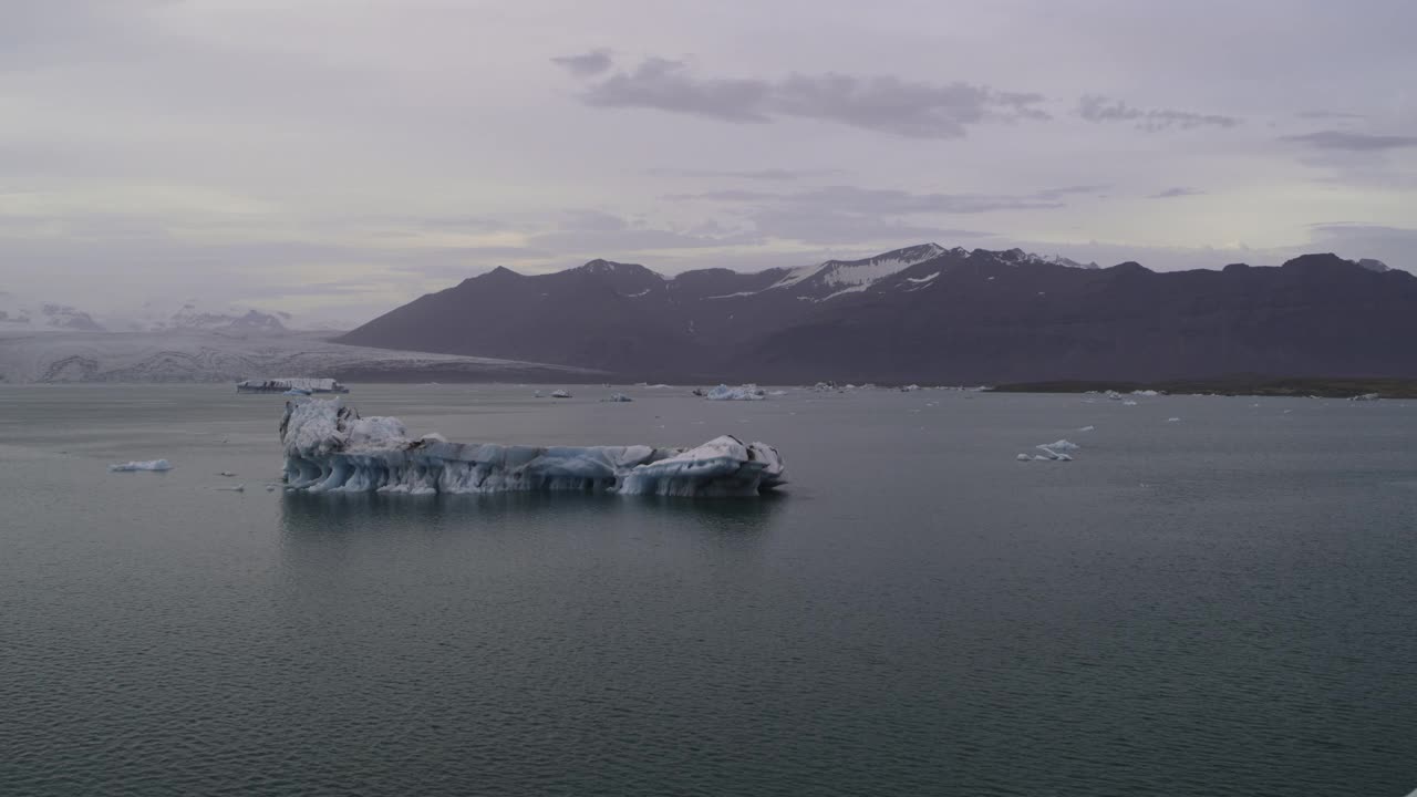 空中俯瞰离开冰山在Jokulsarlon泻湖/冰岛视频下载