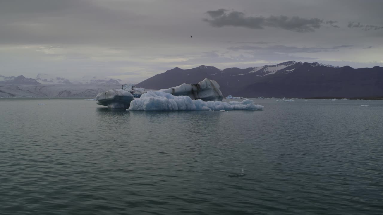 从空中俯瞰冰岛Jokulsarlon泻湖的冰山视频下载