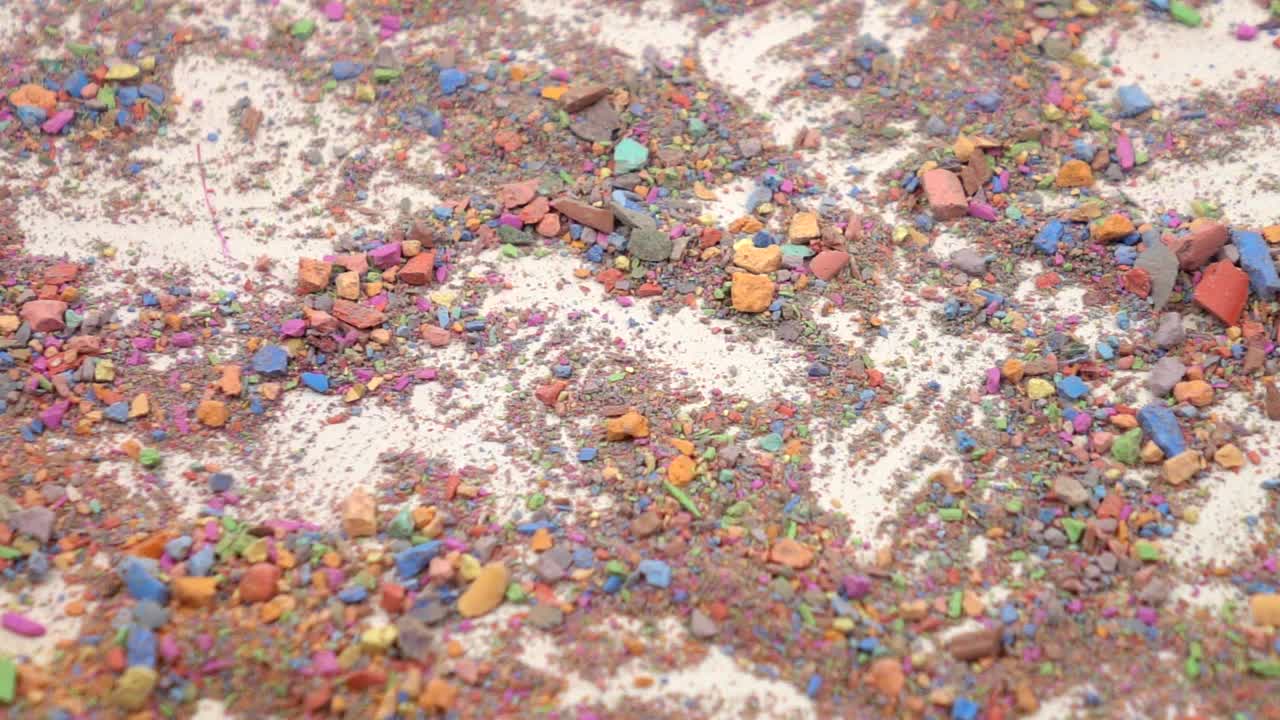 彩色粉笔落在粉笔屑上，慢动作视频素材