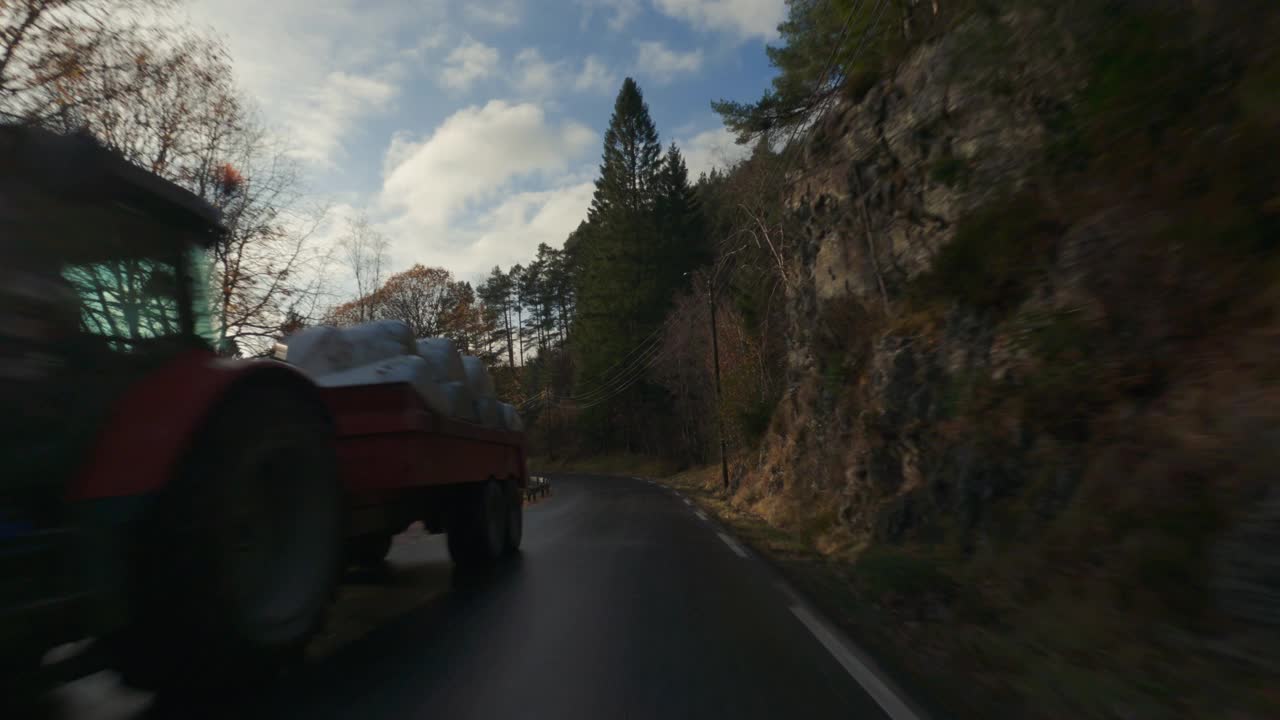 POV汽车行驶在挪威峡湾:雾蒙蒙的冬季道路视频下载
