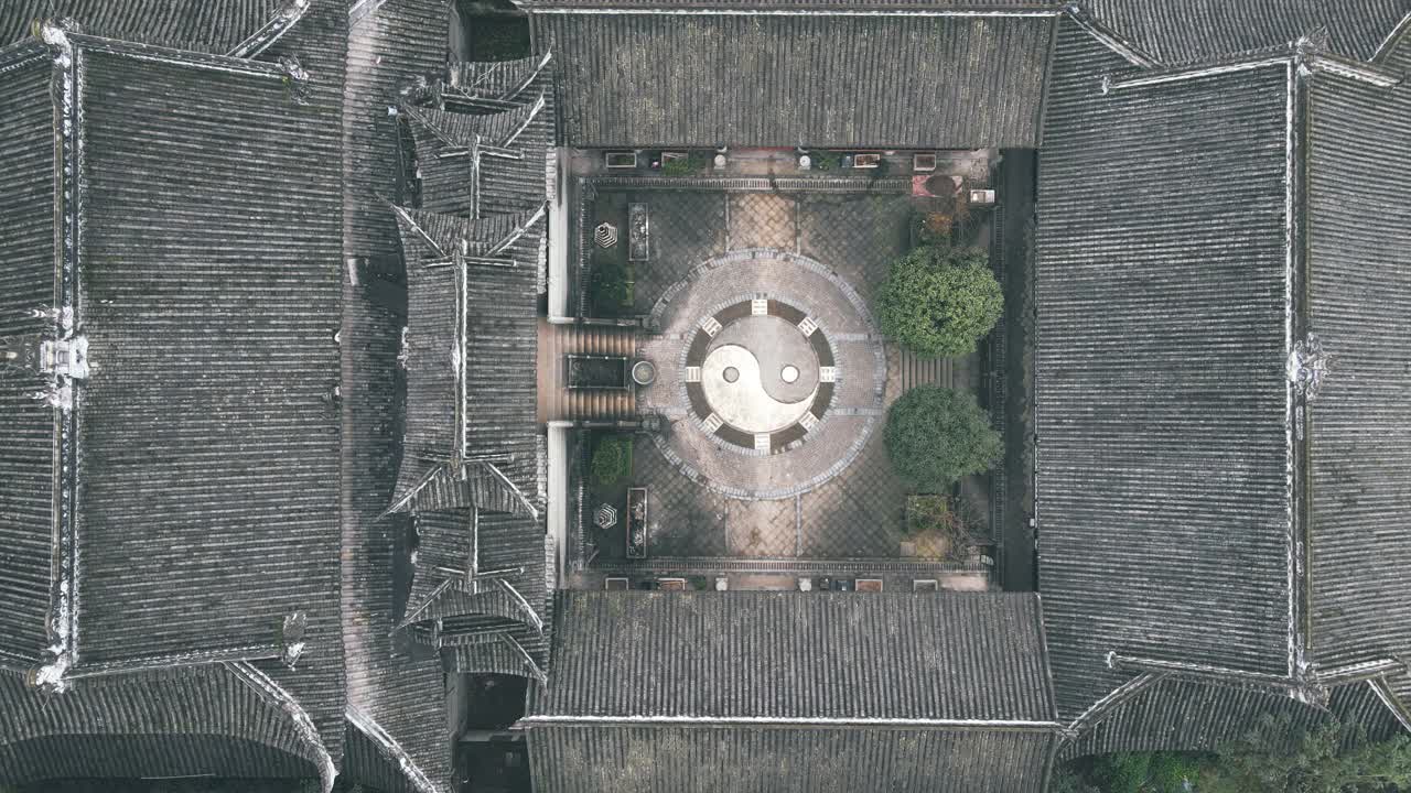 鸟瞰图的寺庙和阴阳符号视频素材