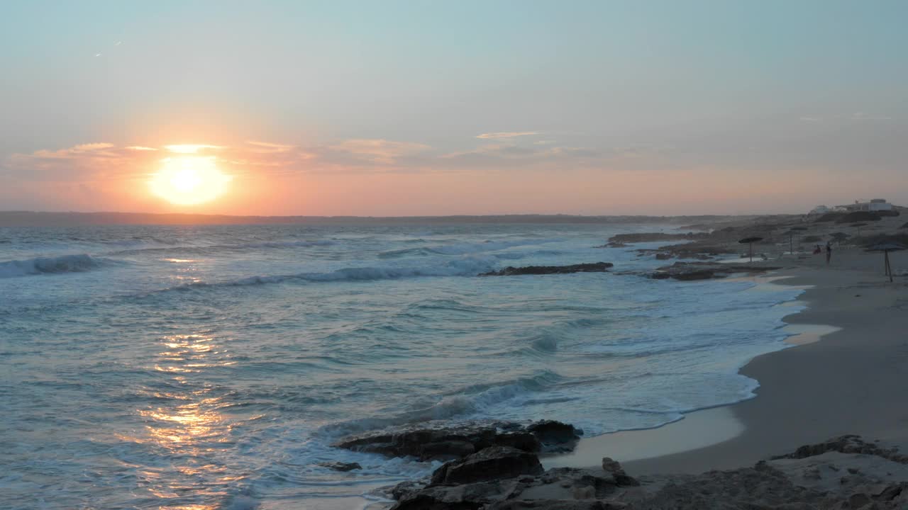 鸟瞰图的惊人日落在Formentera海滩Mitjorn视频素材