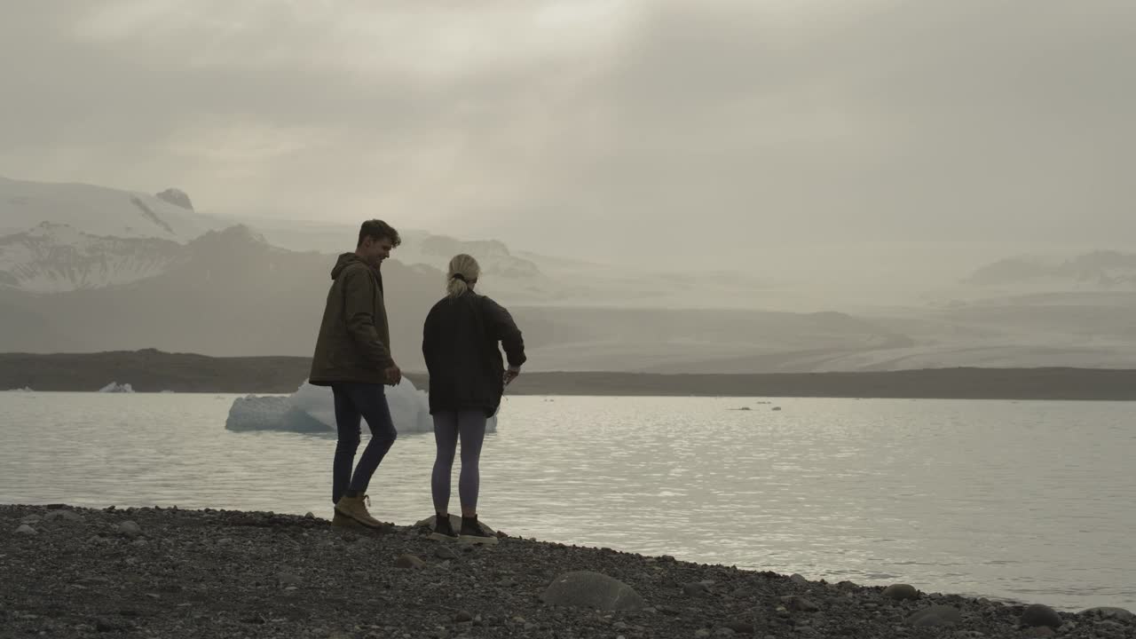 一对夫妇在冰岛的Jokulsarlon泻湖拍摄风景视频下载