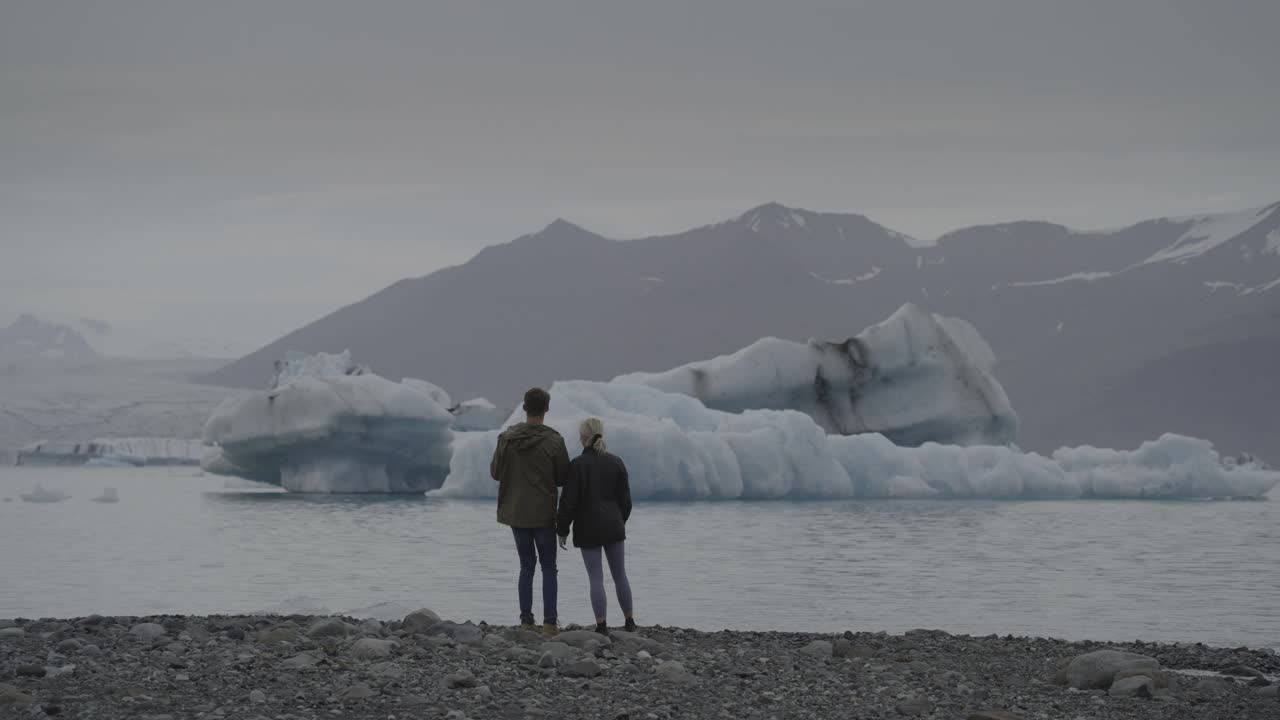 一对夫妇拍摄Jokulsarlon泻湖，然后亲吻/冰岛视频下载