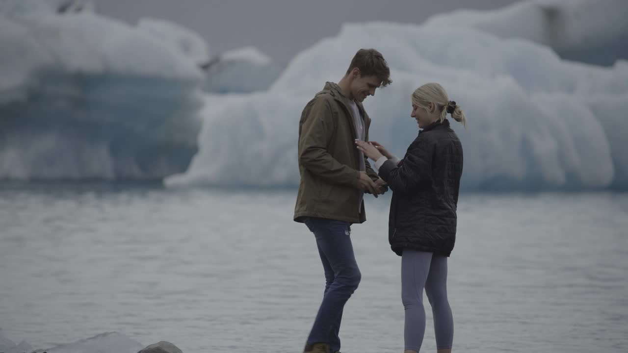一对情侣在冰岛的Jokulsarlon泻湖自拍视频下载
