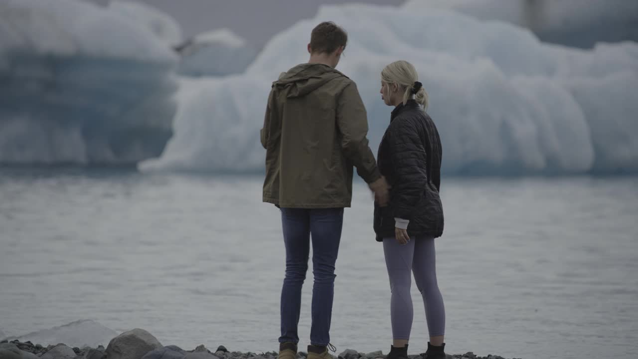 一对夫妇在冰沙隆湖拍照，然后摆出手机自拍姿势/冰岛视频下载