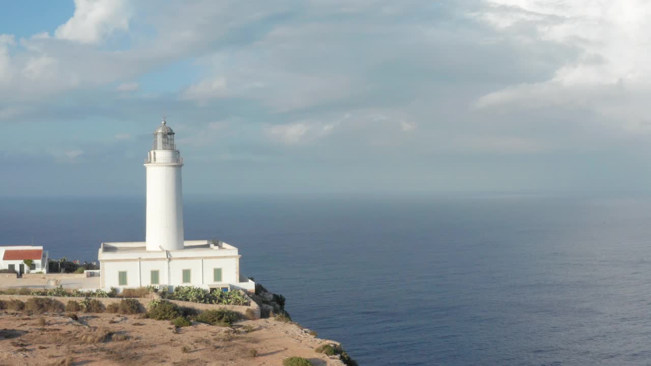 西班牙福门特拉拉莫拉灯塔的鸟瞰图视频下载