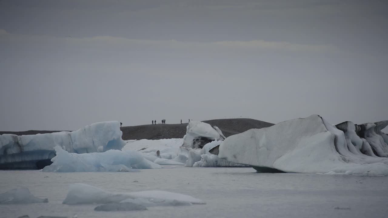 遥远的游客在冰岛的Jokulsarlon泻湖视频下载