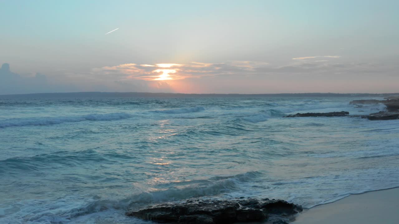 鸟瞰图的惊人日落在Formentera海滩Mitjorn视频下载