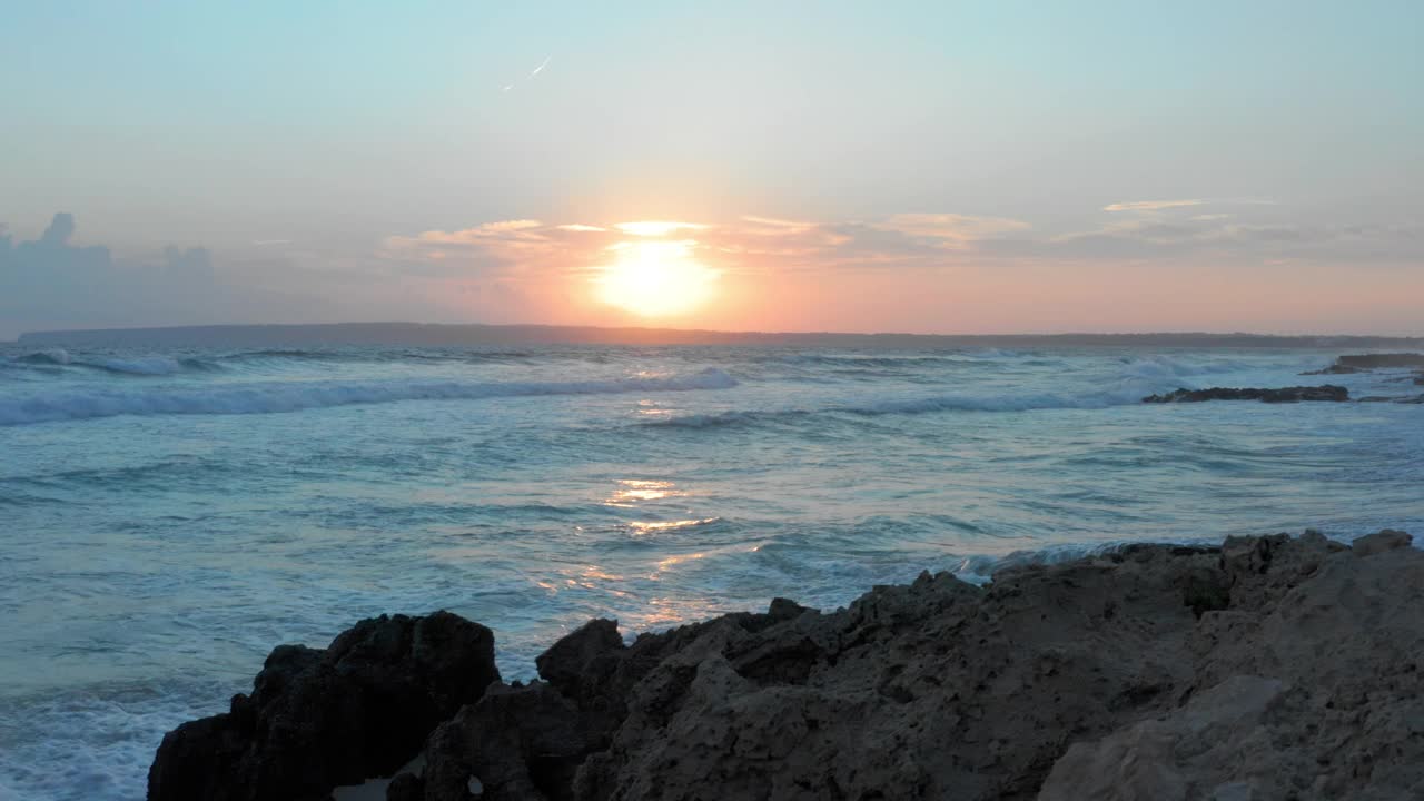 鸟瞰图的惊人日落在Formentera海滩Mitjorn视频素材