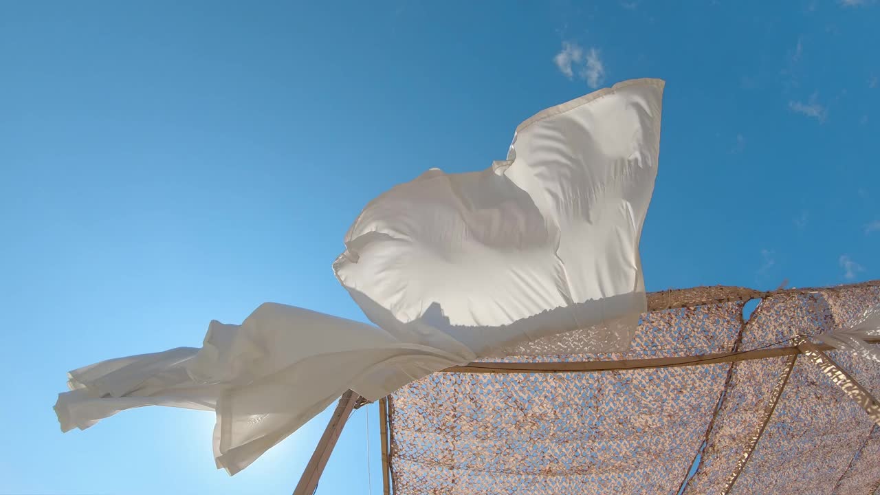 在风中飘动的白色织物窗帘豪华度假村夏季度假海滩帐篷视频素材