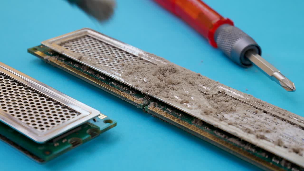 计算机内存RAM模块在蓝色背景视频素材