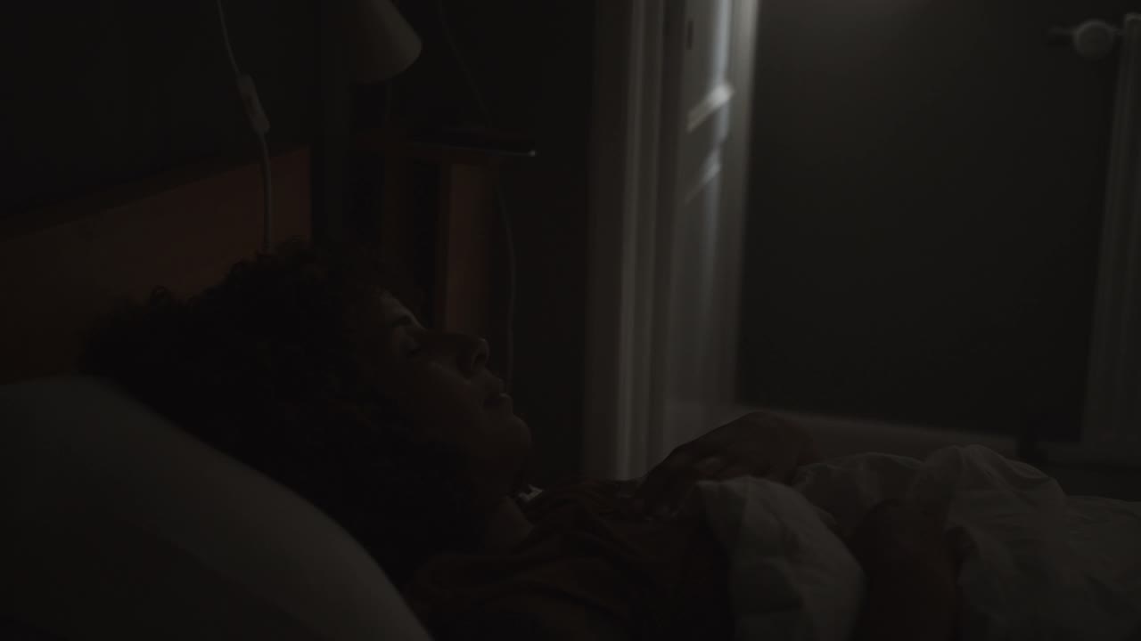 女护士躺在床上，被智能手机吵醒视频下载