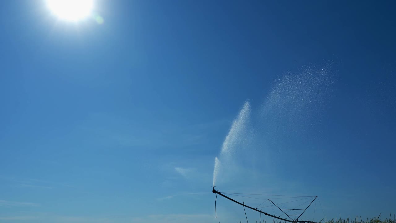 蓝天洒水灌溉系统视频素材