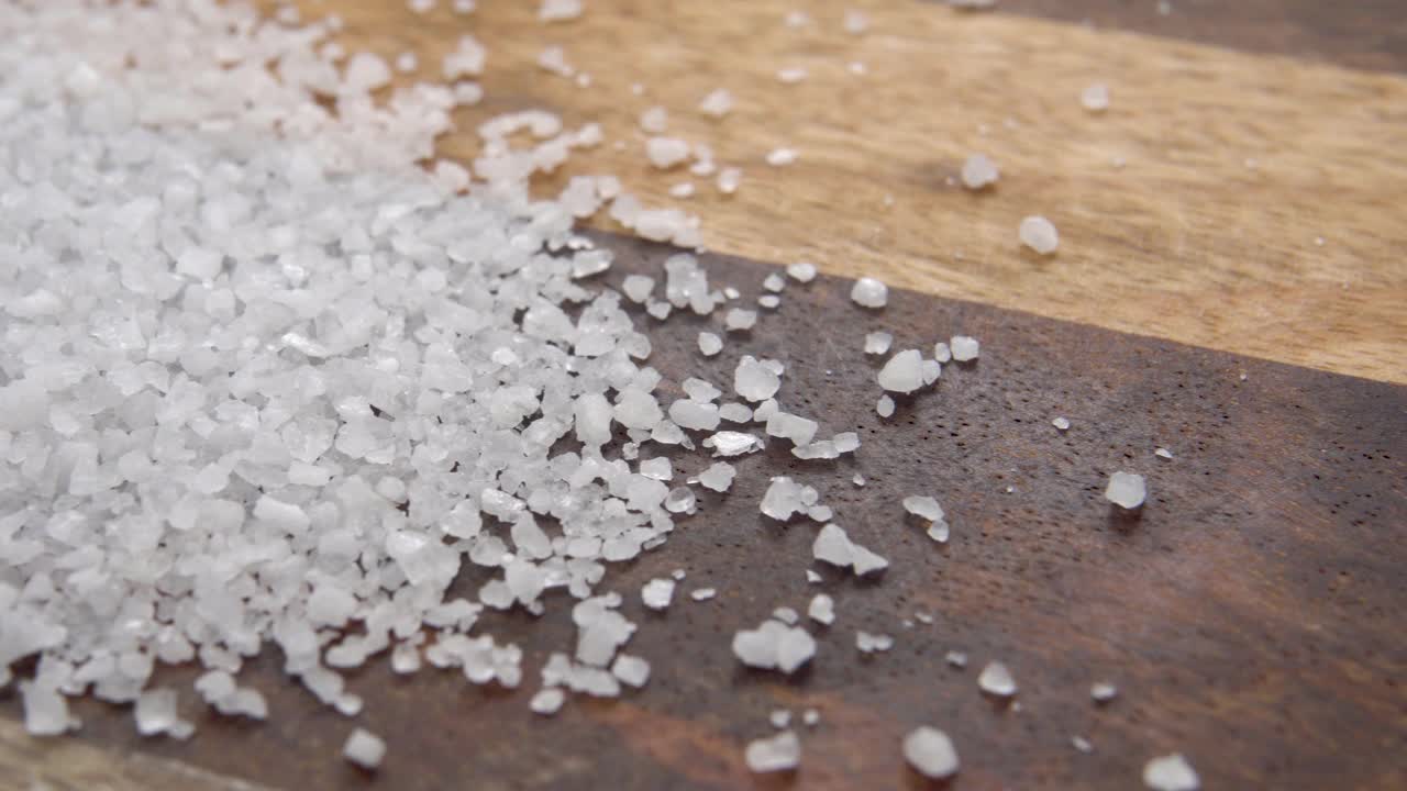 粗糙的海盐在粗糙的木质表面视频素材