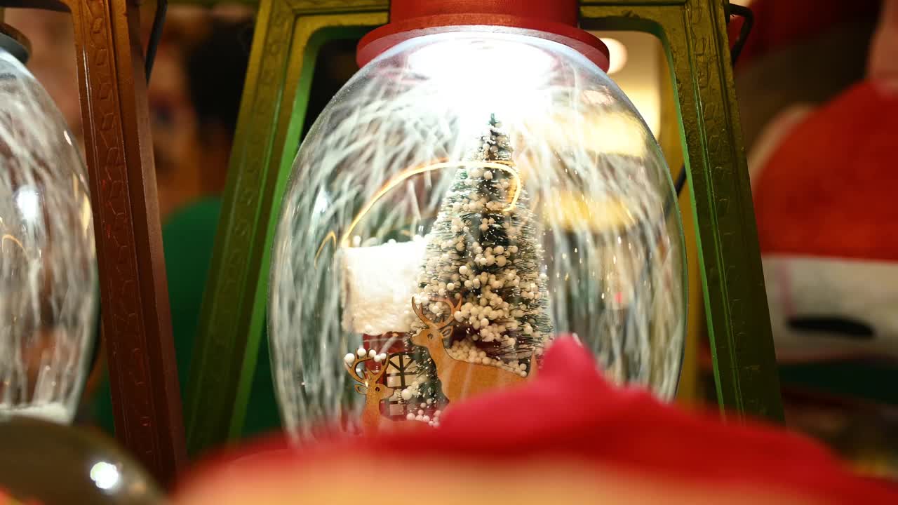 玻璃球与圣诞树和雪花礼品魔术装饰视频下载