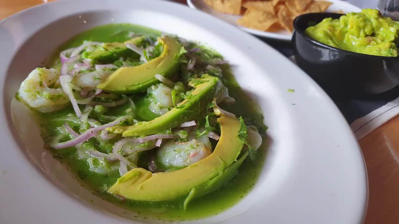 墨西哥辣虾虾鳄梨酸橙沙拉，鳄梨色拉酱和玉米片4k视频下载
