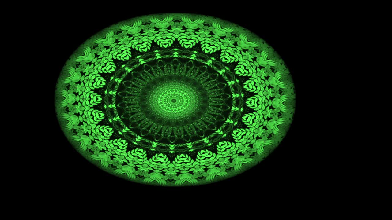 移动的亮绿色圆圈与黑色背景和绿色边缘与移动中心的图案。视频下载