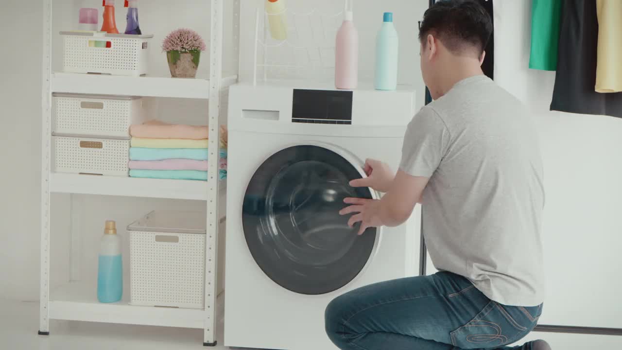 年轻夫妇在洗衣房的关系困难与冲突。视频素材