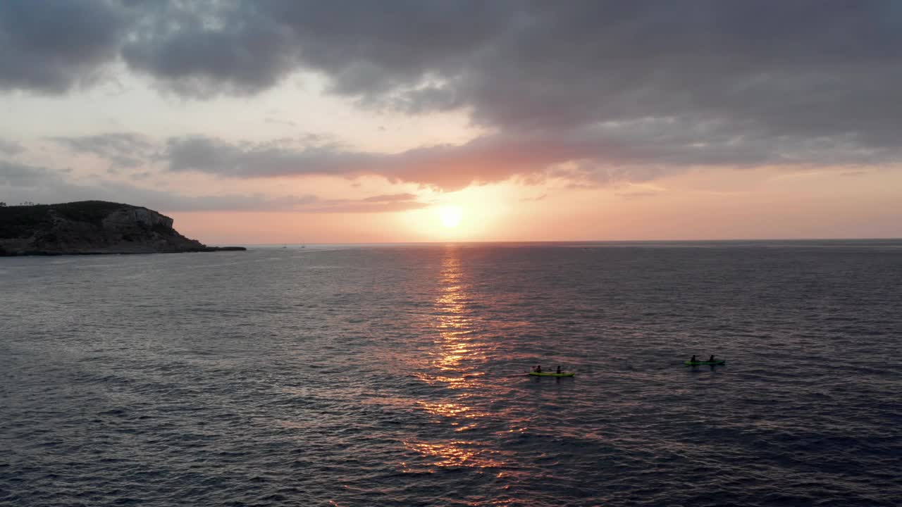 朋友们在夕阳下划皮划艇视频下载