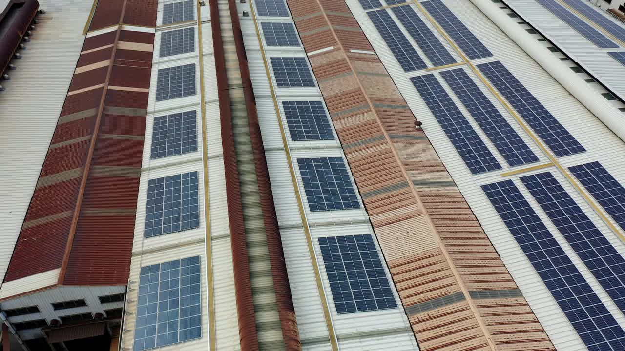 工业建筑屋顶太阳能电池板的高角度视图视频下载