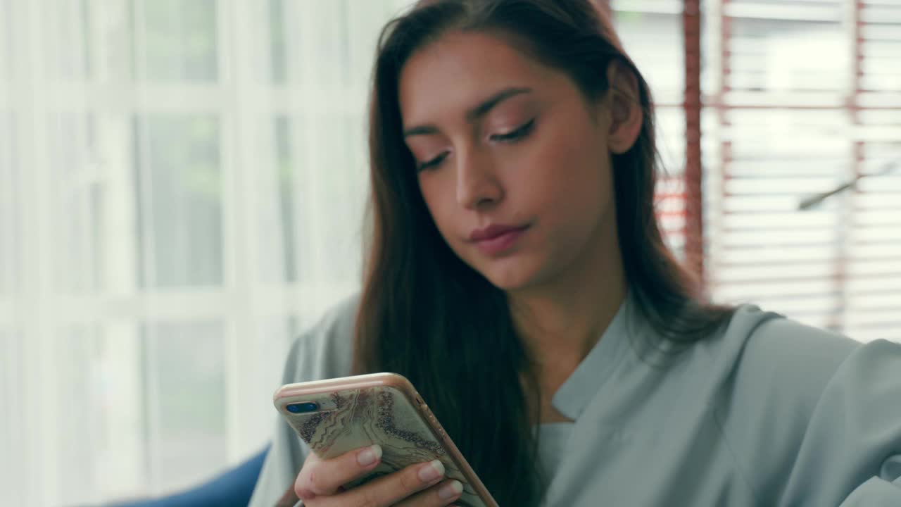 女人在手机短信里读坏消息。视频素材