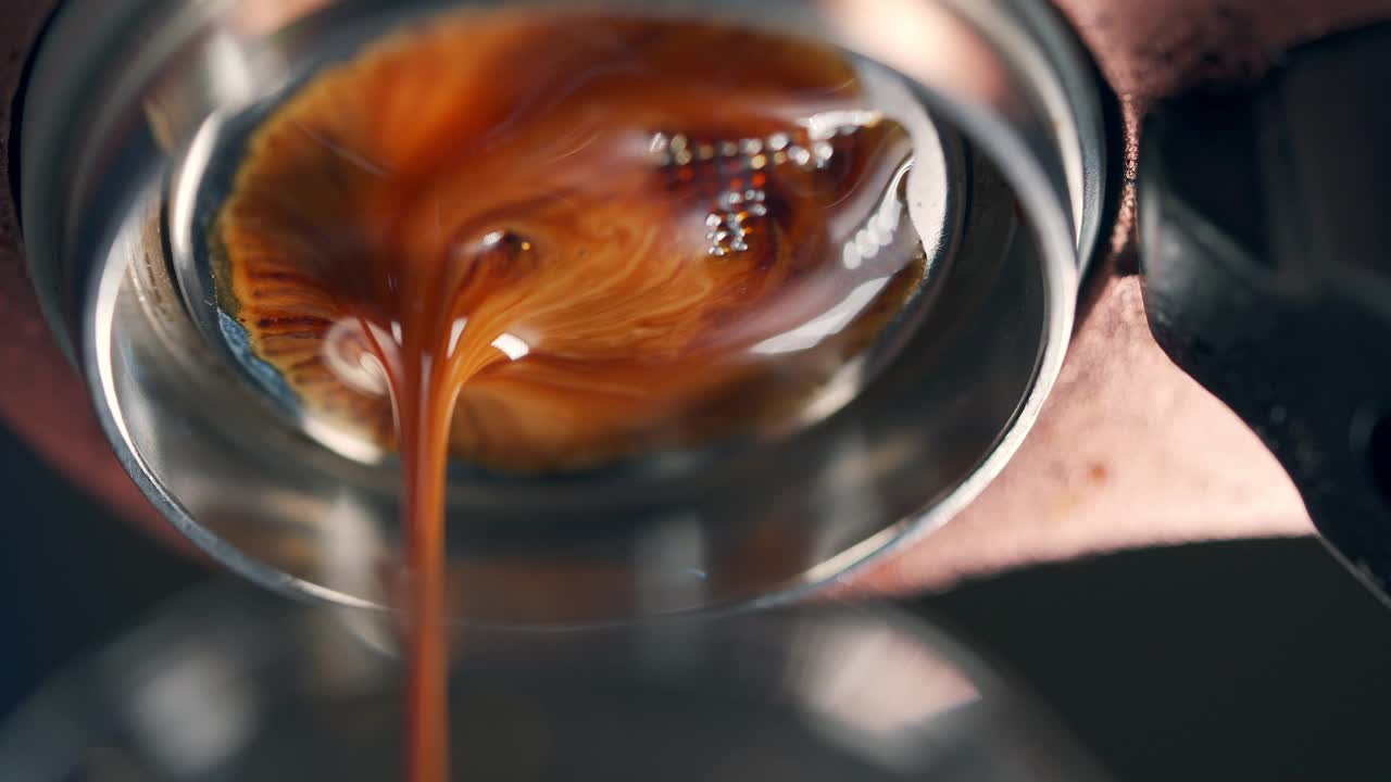 4K特写Flair浓缩咖啡机正在倒热的浓缩咖啡视频素材