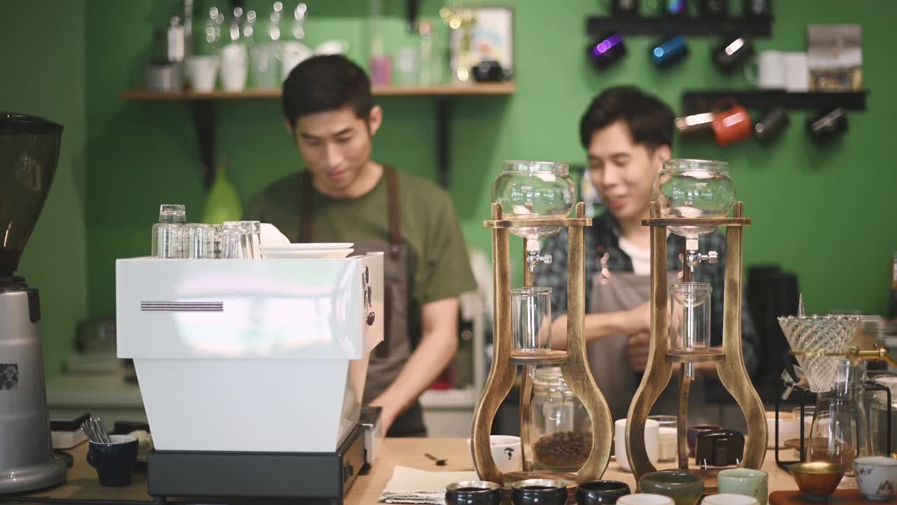 2名亚洲华人咖啡师在咖啡店准备滴滤咖啡视频素材