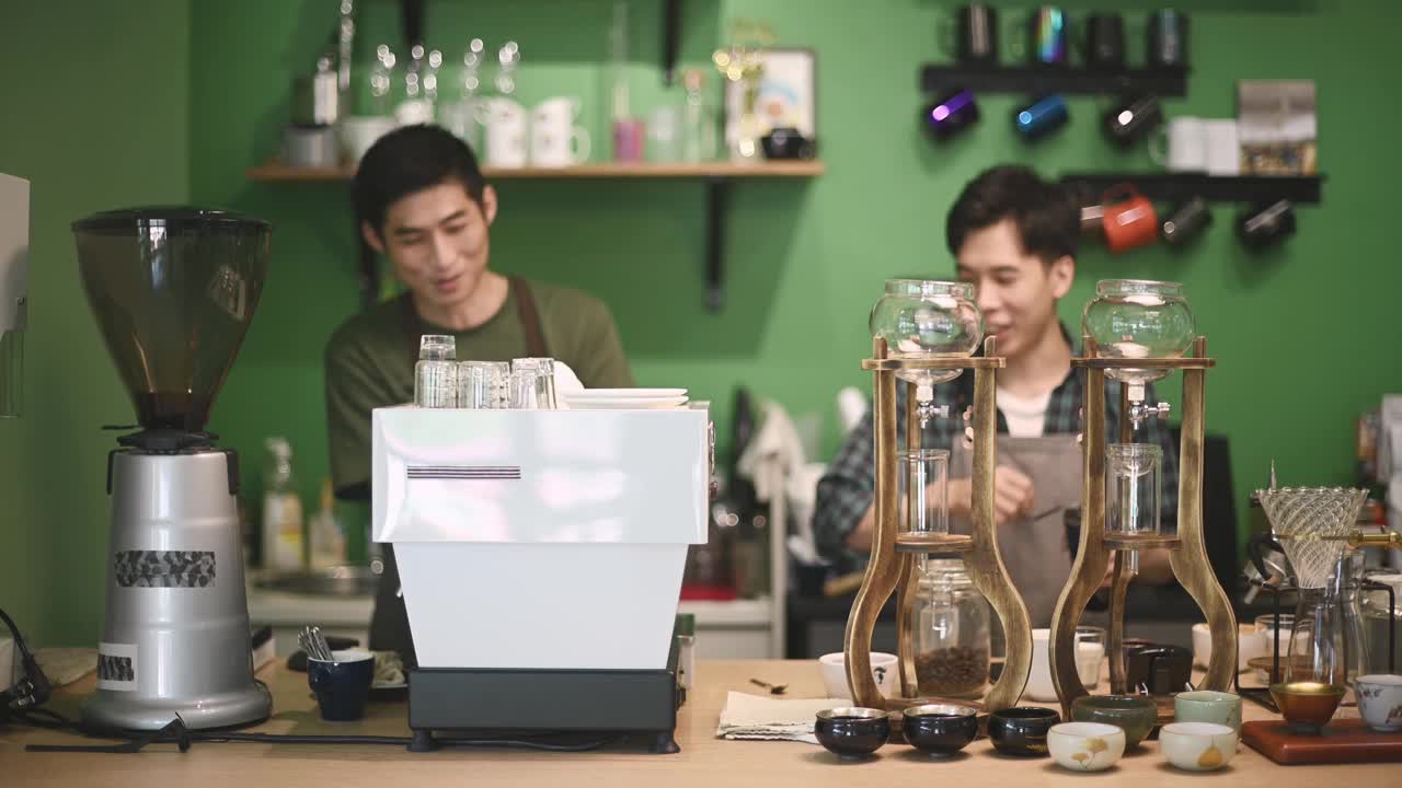 2名亚洲华人咖啡师在咖啡店准备滴滤咖啡视频素材