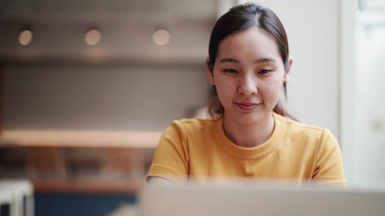 亚洲女性使用笔记本电脑视频素材