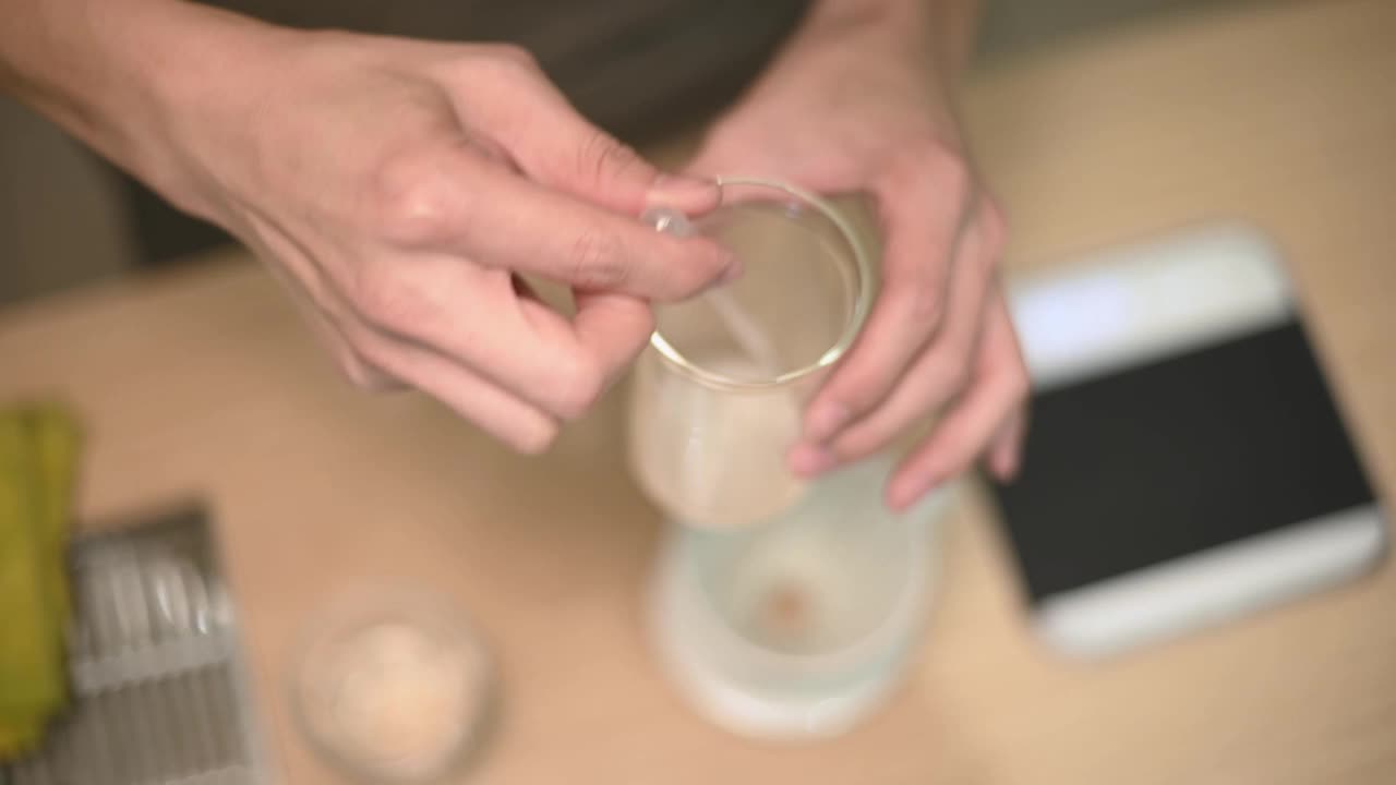 直接上方特写的亚洲华人男性咖啡师加入咖啡过滤器准备冷萃冰滴咖啡在咖啡馆视频素材