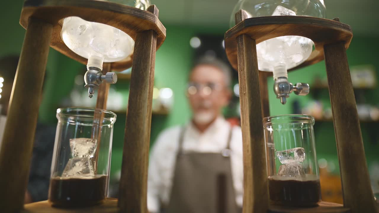 亚洲华人高级男咖啡师在咖啡店准备冰滴咖啡视频下载