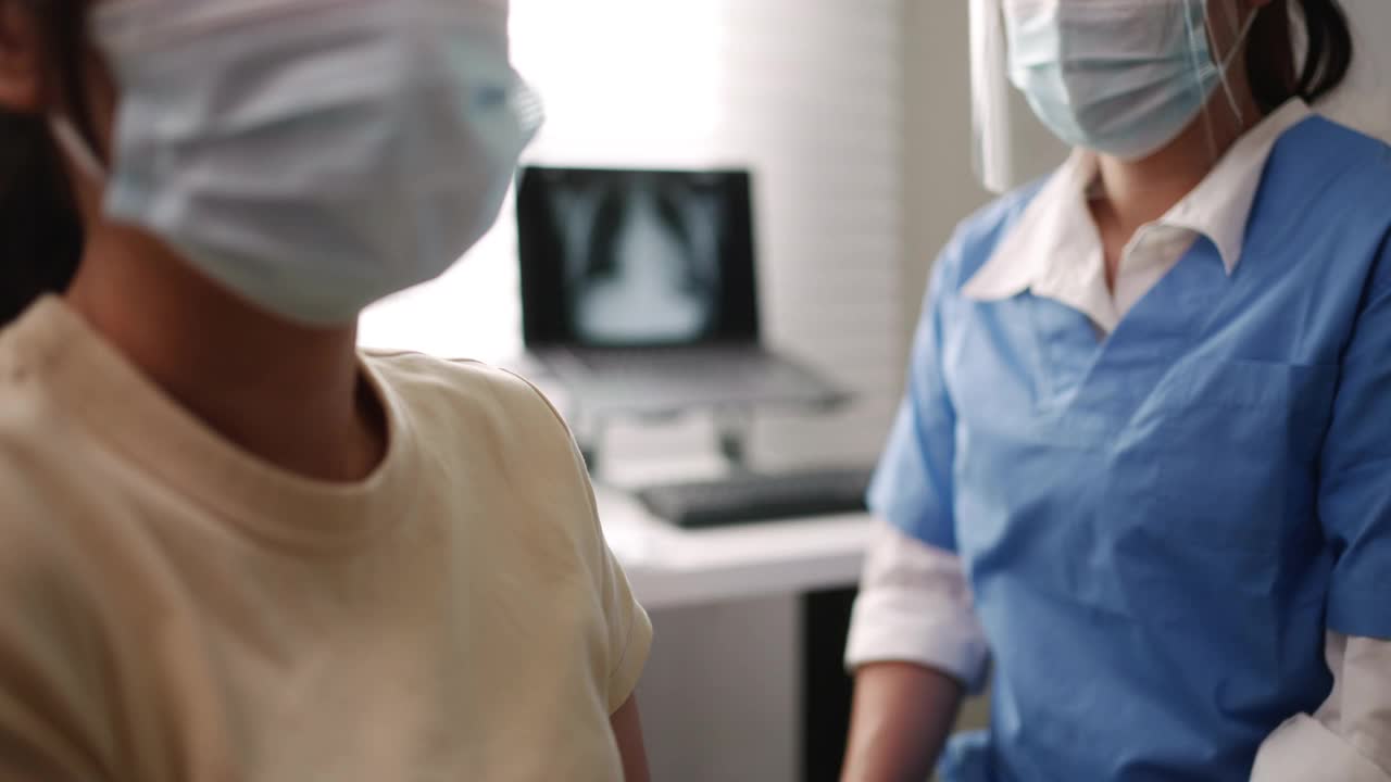 医生在病房给女病人打针视频素材