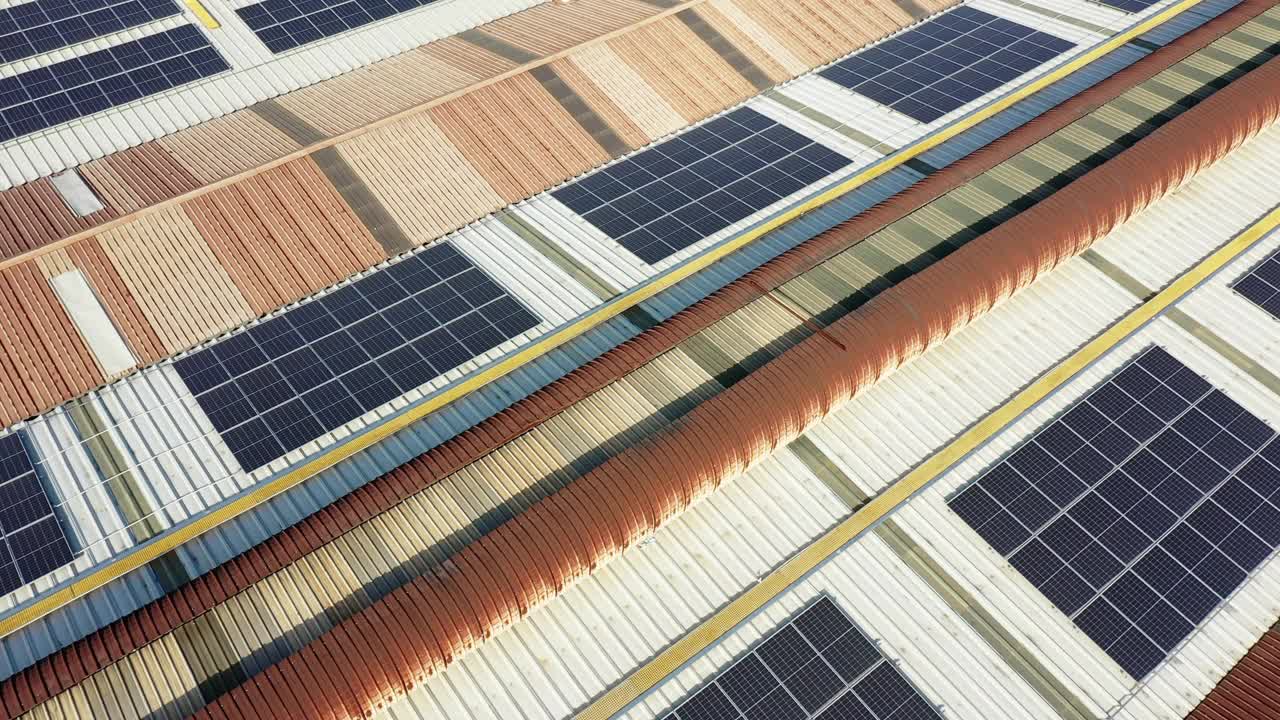 工业建筑屋顶太阳能电池板的鸟瞰图视频下载