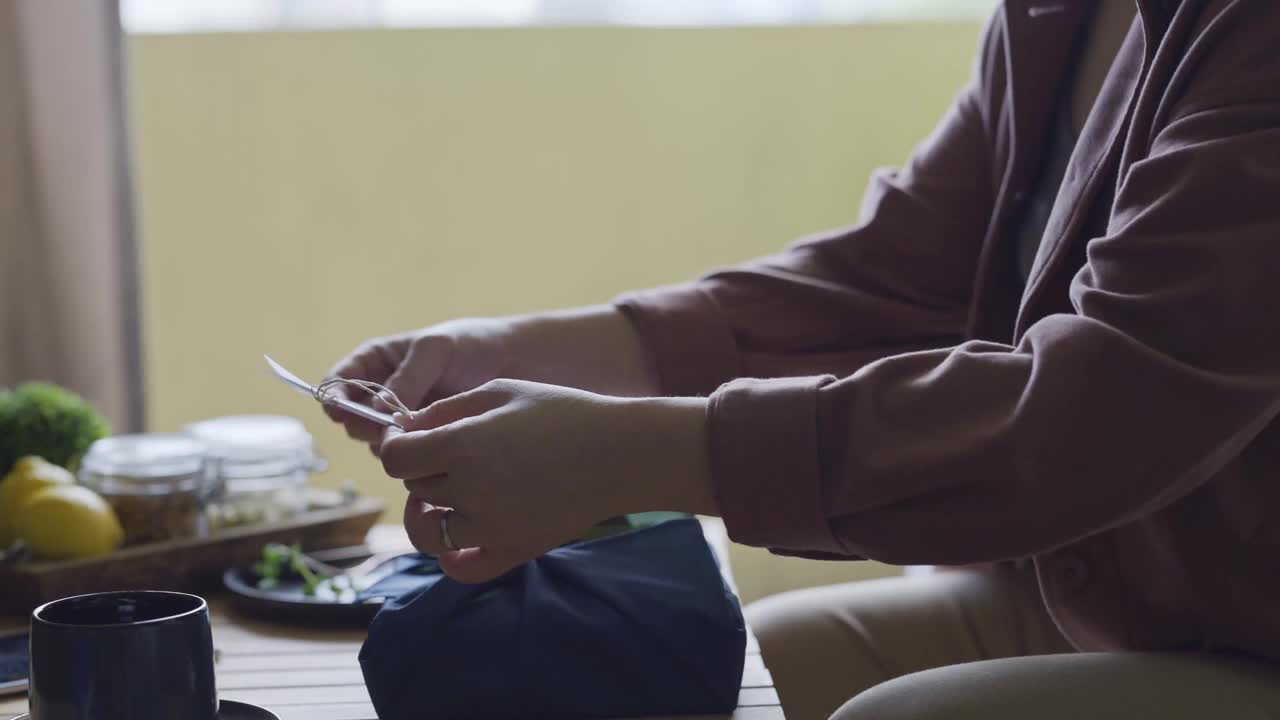 亚洲华人中年妇女在客厅打开月饼礼盒读贺卡视频下载