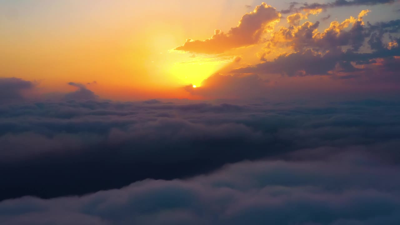 伴着夕阳在云上飞翔。日出或日落的彩色天空背景。视频素材