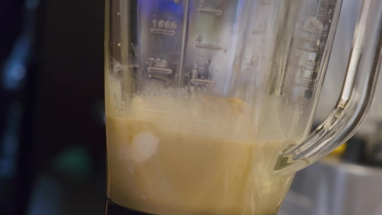咖啡冰淇淋酒精在咖啡搅拌机中混合制成提神鸡尾酒视频素材