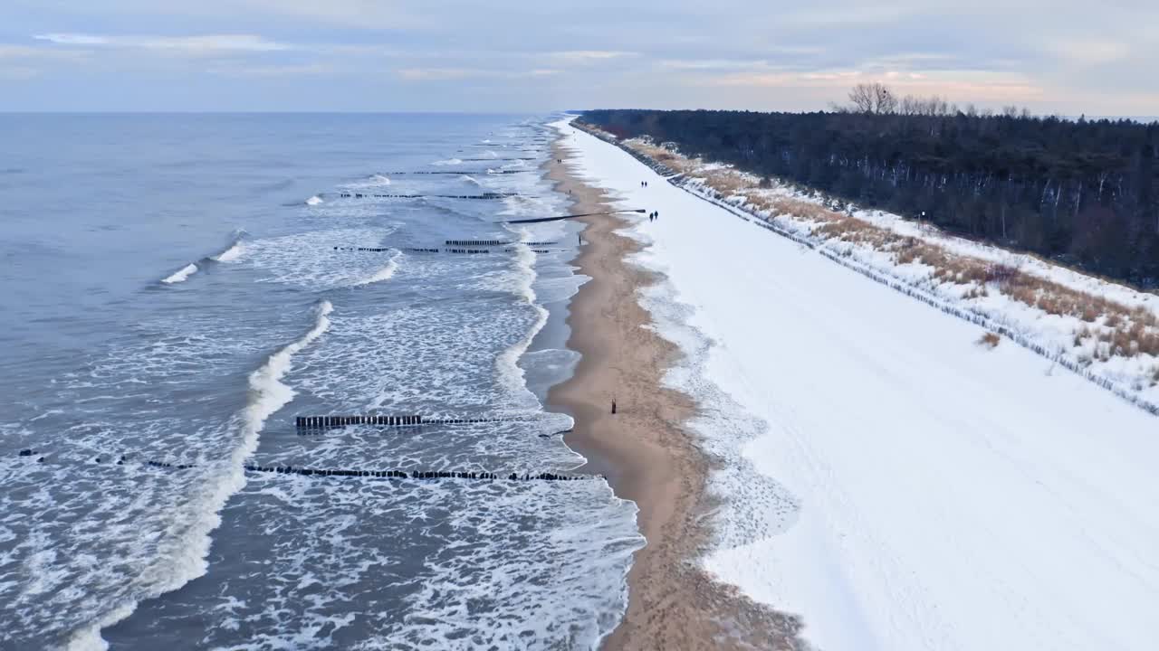 冬天，赫尔半岛上白雪皑皑的海滩。冬天的波罗的海。视频素材