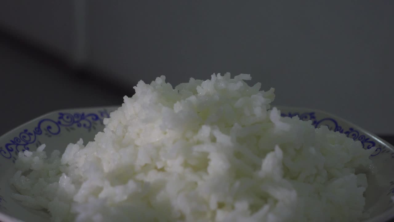 热腾腾的米饭在瓷盘里被点燃反射看到烟从热视频下载